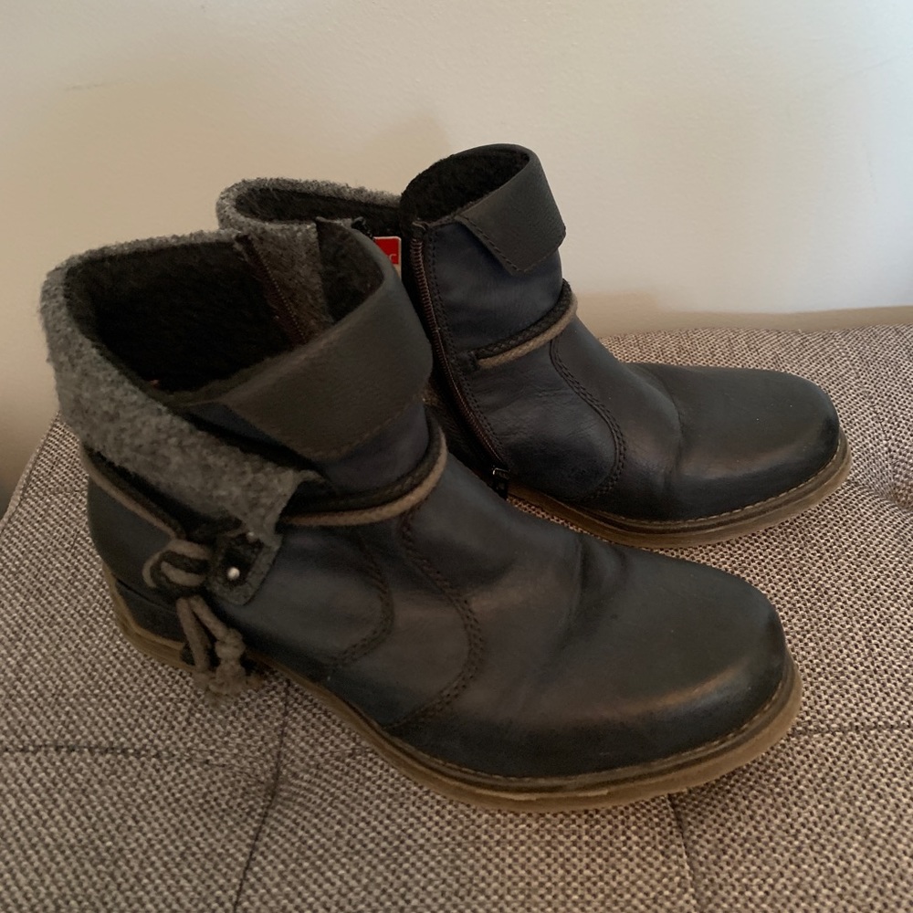 Women’s navy blue leather booties